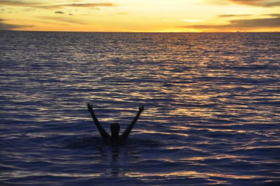 Banho de mar no pôr-do-sol em Kralendijk, em Bonaire